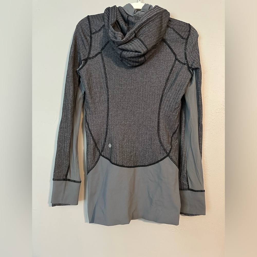 🔹 Lululemon Herringbone Hooded Daily Practice Jacket